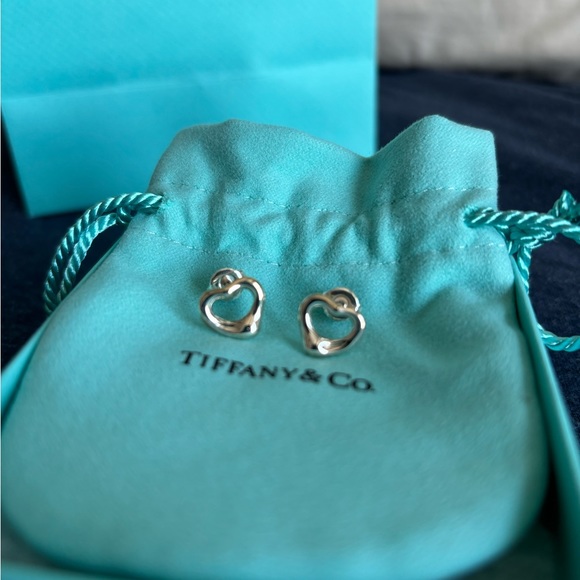 Tiffany & Co. Elsa Peretti Open Heart Stud earring! Brand new, never worn! - Picture 9 of 11